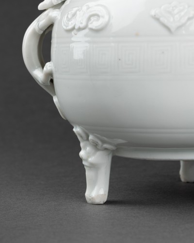 Louis XIV - Pair of Chinese porcelain potpourri jars mounted in bronze, circa 1780