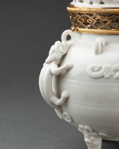 Antiquités - Pair of Chinese porcelain potpourri jars mounted in bronze, circa 1780