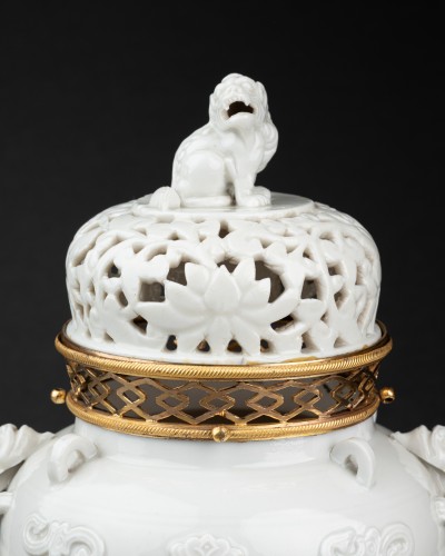 Antiquités - Pair of Chinese porcelain potpourri jars mounted in bronze, circa 1780