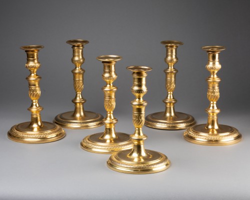 Luminaires Bougeoirs et Chandeliers - Série de six flambeaux en bronze, Paris époque Régence
