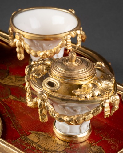Chinese lacquer and porcelain inkwell, Paris, circa 1770 - Decorative Objects Style Louis XV
