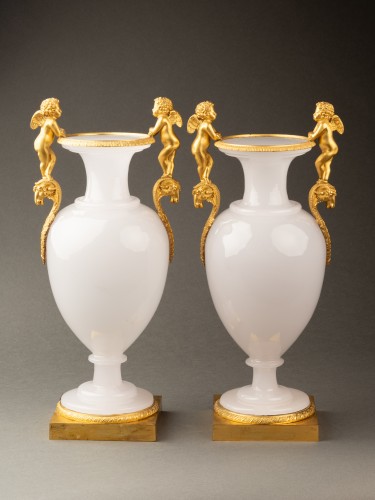 19th century - Pair of Opaline Glass Vases in the "Soap Bubble" and Gilt Bronze Shape, Cir
