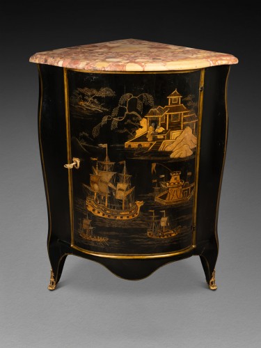 Pair of corner cabinets in Martin varnish by Léonard Boudin circa 1760 - 