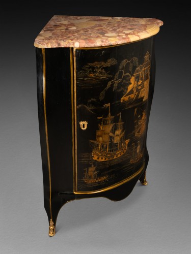 Pair of corner cabinets in Martin varnish by Léonard Boudin circa 1760 - Louis XV