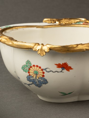 Céramiques, Porcelaines  - Paire de navettes en porcelaine de Chantilly et bronze, Paris vers 1740