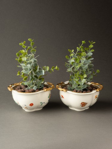 XVIIIe siècle - Paire de navettes en porcelaine de Chantilly et bronze, Paris vers 1740