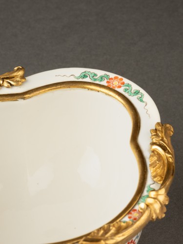 Louis XV - Paire de navettes en porcelaine de Chantilly et bronze, Paris vers 1740