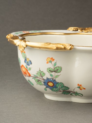 Antiquités - Paire de navettes en porcelaine de Chantilly et bronze, Paris vers 1740