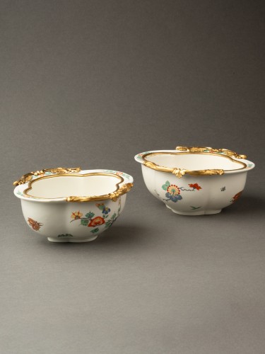 Antiquités - Paire de navettes en porcelaine de Chantilly et bronze, Paris vers 1740