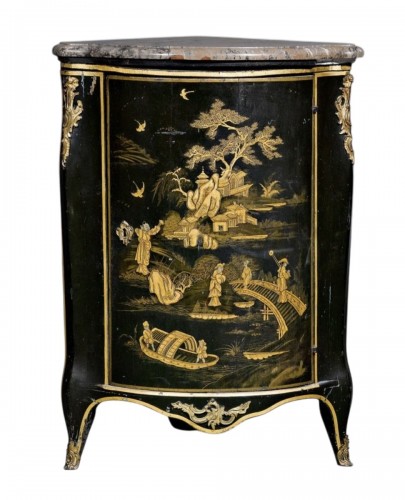 Encoignure à décor au vernis Martin, Paris époque Louis XV vers 1750