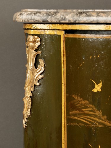Corner cabinet with Martin varnish decoration, Paris, circa 1750 - 