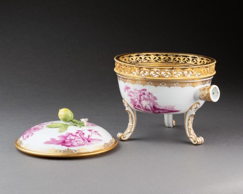Céramiques, Porcelaines  - Réchaud couvert en porcelaine de Meissen monté en pot-pourri 18e siècle