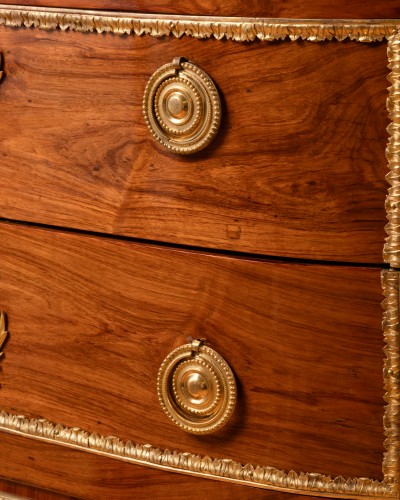 Mobilier Commode - Commode demi-lune en placage de bois de rose, estampillée P. Roussel
