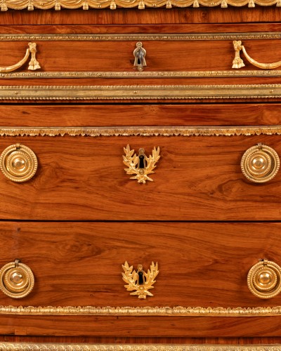 Commode demi-lune en placage de bois de rose, estampillée P. Roussel - Louis XVI