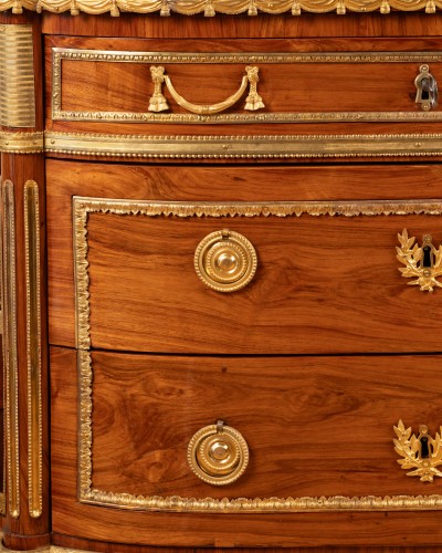 Louis XVI - Commode demi-lune en placage de bois de rose, estampillée P. Roussel