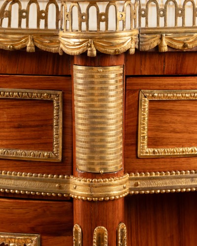Antiquités - Commode demi-lune en placage de bois de rose, estampillée P. Roussel
