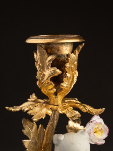 Luminaires Bougeoirs et Chandeliers - Paire de flambeaux en bronze et porcelaine de Chine, époque Louis XV