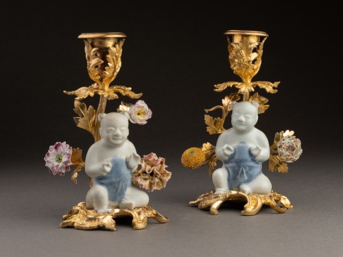 Paire de flambeaux en bronze et porcelaine de Chine, époque Louis XV - Franck Baptiste Paris