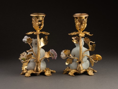 XVIIIe siècle - Paire de flambeaux en bronze et porcelaine de Chine, époque Louis XV