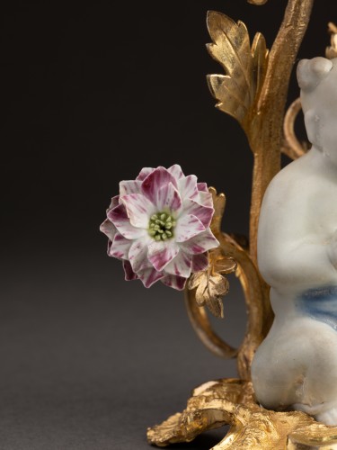 Louis XV - Paire de flambeaux en bronze et porcelaine de Chine, époque Louis XV
