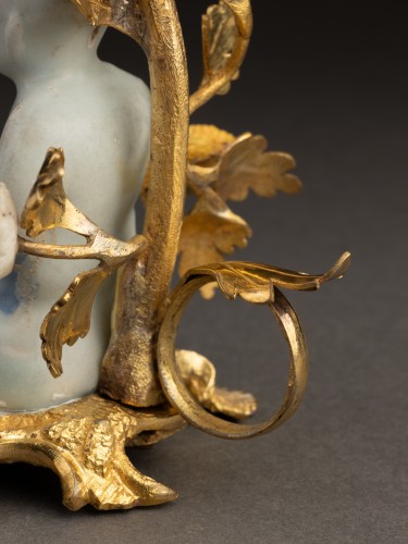 Antiquités - Paire de flambeaux en bronze et porcelaine de Chine, époque Louis XV