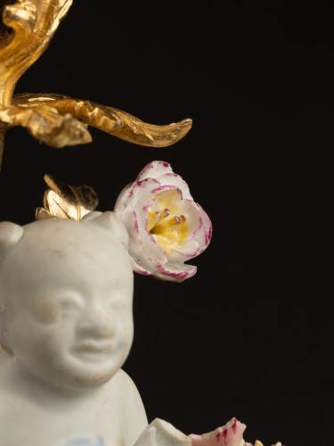Antiquités - Paire de flambeaux en bronze et porcelaine de Chine, époque Louis XV