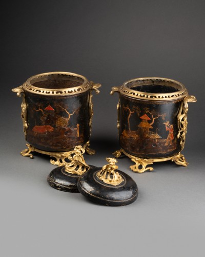 Objet de décoration Cassolettes, coupe et vase - Paire de pots-pourris en tôle vernie, Paris vers 1760