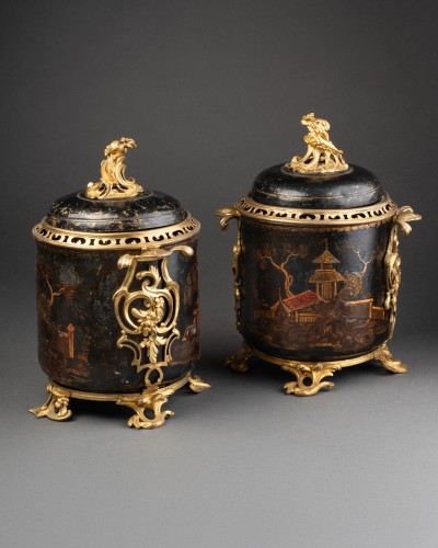 XVIIIe siècle - Paire de pots-pourris en tôle vernie, Paris vers 1760