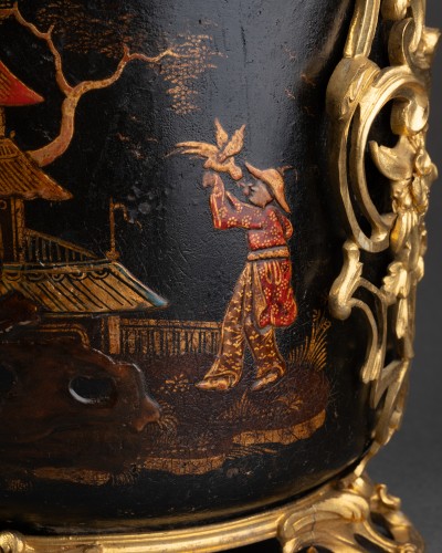 Paire de pots-pourris en tôle vernie, Paris vers 1760 - Louis XV