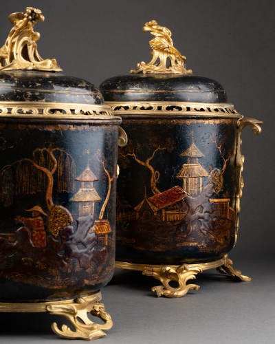 Louis XV - Paire de pots-pourris en tôle vernie, Paris vers 1760