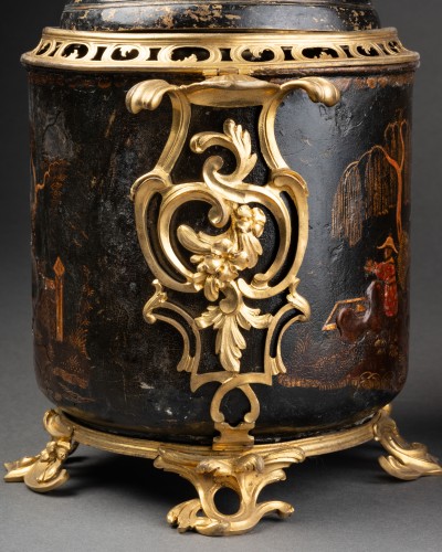 Antiquités - Paire de pots-pourris en tôle vernie, Paris vers 1760