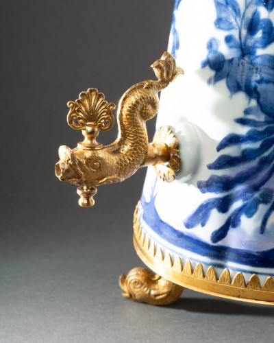 Fontaine à café en porcelaine du Japon vers 1680-1690 - Céramiques, Porcelaines Style Louis XIV
