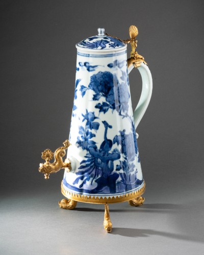 Céramiques, Porcelaines  - Fontaine à café en porcelaine du Japon vers 1680-1690
