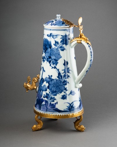 XVIIIe siècle - Fontaine à café en porcelaine du Japon vers 1680-1690