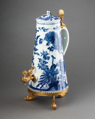 Antiquités - Fontaine à café en porcelaine du Japon vers 1680-1690