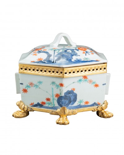 Hexagonal Kakiemon porcelain box from Japan, circa 1700