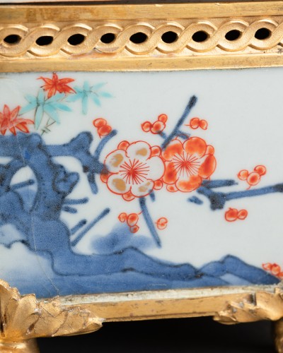 Boite hexagonale en porcelaine Kakiemon du Japon vers 1700 - Céramiques, Porcelaines Style Louis XIV