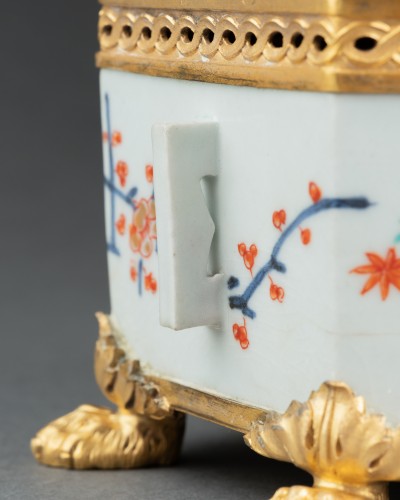 Céramiques, Porcelaines  - Boite hexagonale en porcelaine Kakiemon du Japon vers 1700