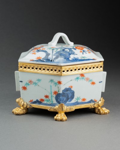 Boite hexagonale en porcelaine Kakiemon du Japon vers 1700 - Franck Baptiste Paris