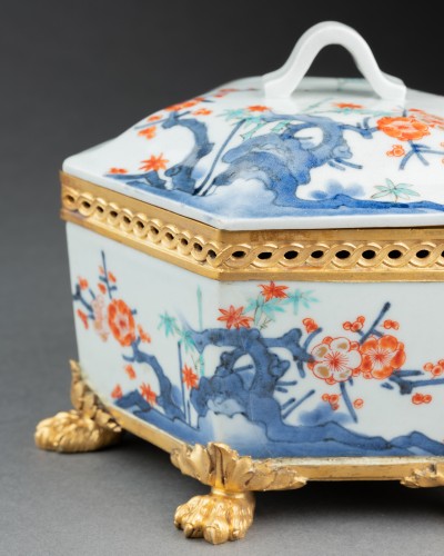 XVIIIe siècle - Boite hexagonale en porcelaine Kakiemon du Japon vers 1700