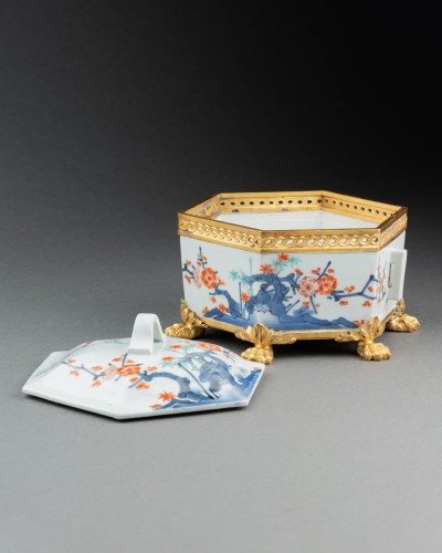 Antiquités - Boite hexagonale en porcelaine Kakiemon du Japon vers 1700