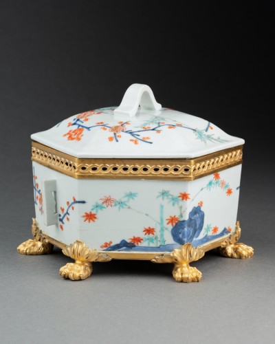 Antiquités - Boite hexagonale en porcelaine Kakiemon du Japon vers 1700