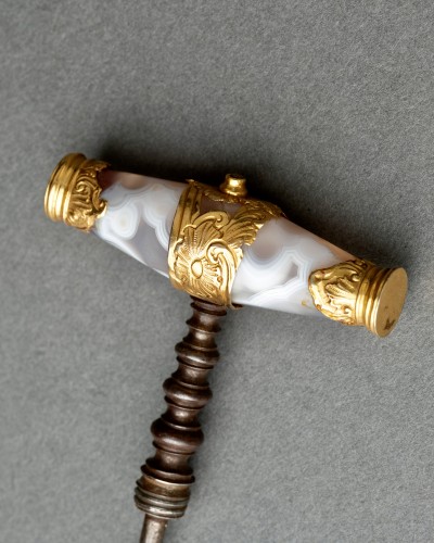 Tire-bouchon en or, vermeil, acier et agate vers 1750 - Objets de Vitrine Style Louis XV