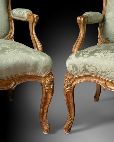 Louis XV - Paire de fauteuils en bois doré par J.B Cresson, Paris vers 1760