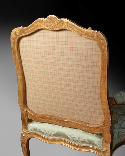 Antiquités - Paire de fauteuils en bois doré par J.B Cresson, Paris vers 1760