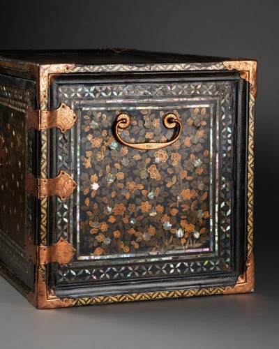 Antiquités - Cabinet Nanban en laque du Japon vers 1600