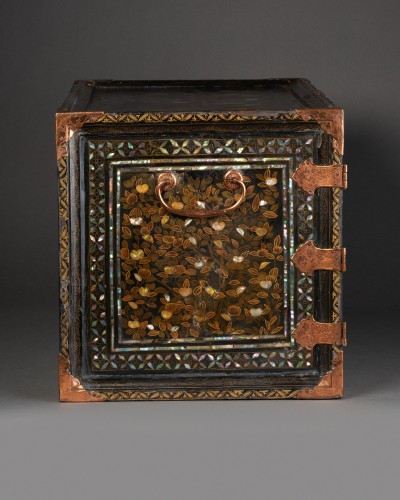 Antiquités - Cabinet Nanban en laque du Japon vers 1600