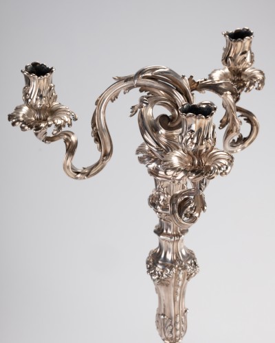 Argenterie et Arts de la table  - Paire de candélabres en argent par L.Lehendrick, Paris époque Louis XV