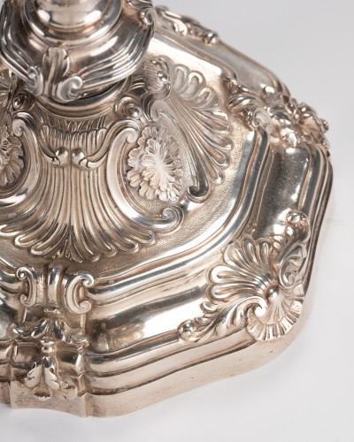 XVIIIe siècle - Paire de candélabres en argent par L.Lehendrick, Paris époque Louis XV
