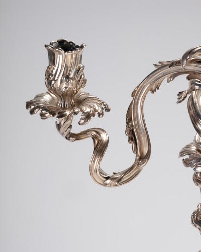 Antiquités - Paire de candélabres en argent par L.Lehendrick, Paris époque Louis XV
